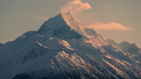 Ein-Sonnenaufgang-Im-Zeitraffer-Mit-Wolken,-Die-über-Den-Gipfel-Des-Mount-Cook-Auf-Der-Südinsel-Von-Neuseeland-Fließen