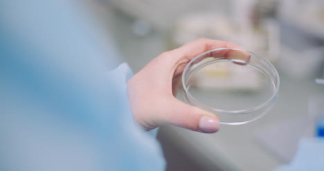 retrato de una científica analizando con una pipeta en el laboratorio 3