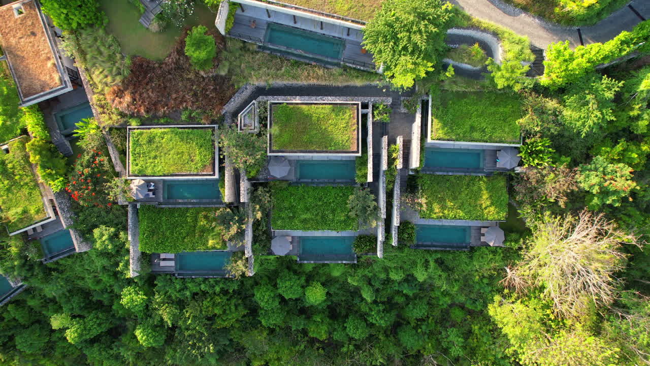 villas de hoteles tropicales de lujo con piscina infinita privada construida en la isla de nusa penida en bali indonesia, vista aérea de arriba hacia abajo descendiendo