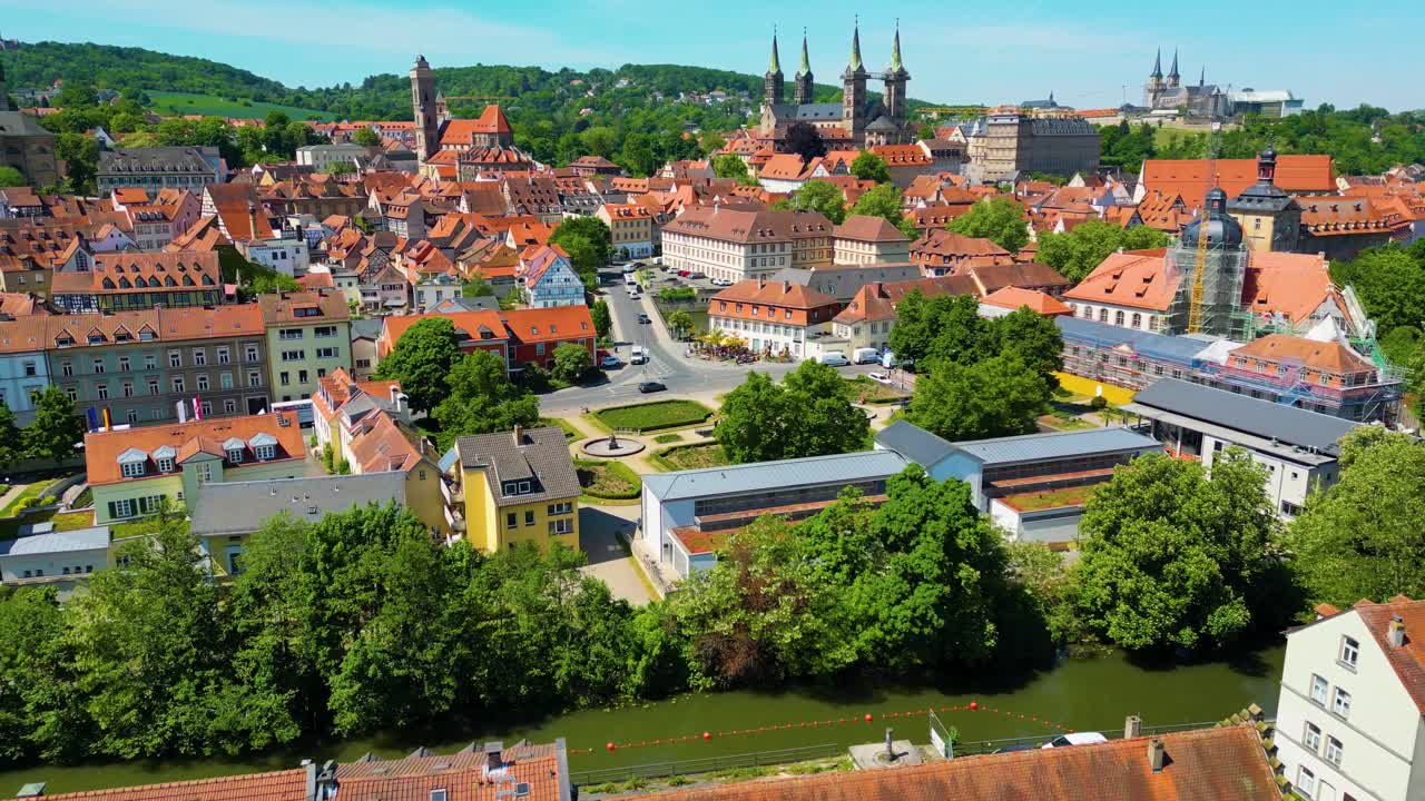 4K flygdrönarvideo av den vackra Bambergs katedral och Michaelsbergs klosterkyrkor i området Lilla Venedig i centrala Bamberg, Tyskland