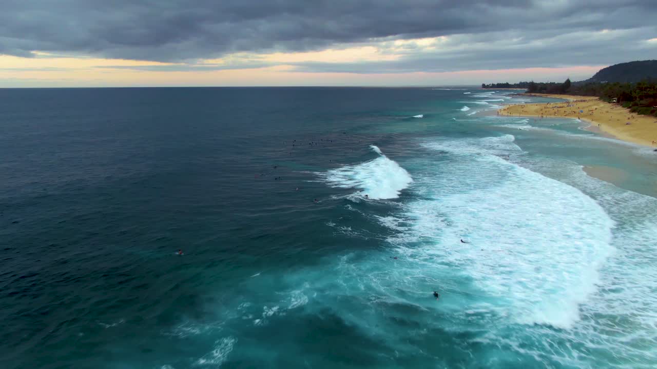 vista aérea del parque de la playa de ehukai, surfistas montando olas en el famoso oleoducto banzai, ohau