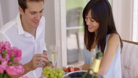 pareja bebiendo vino y comiendo fruta
