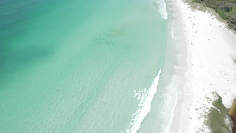 Playa-De-La-Bahía-De-Binalong-Con-Costa-De-Arena-Blanca-Y-Agua-Clara-En-Tasmania,-Australia