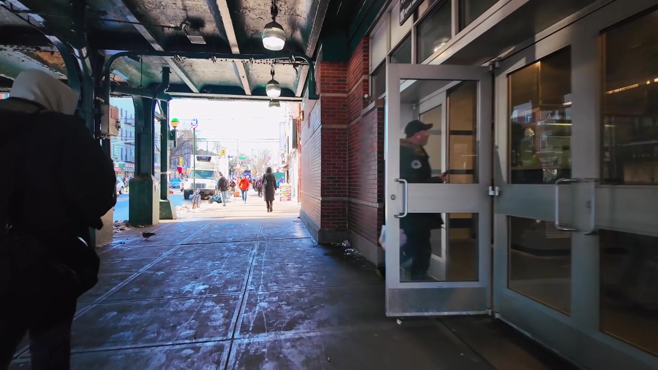 New York, USA, 9 gennaio 2025: Persone che camminano a New York vicino all'ingresso affollato di un edificio durante il giorno