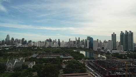 Time-lapse-of-thin-cloud-cover-over-the-city-of-Bangkok,-Thailand