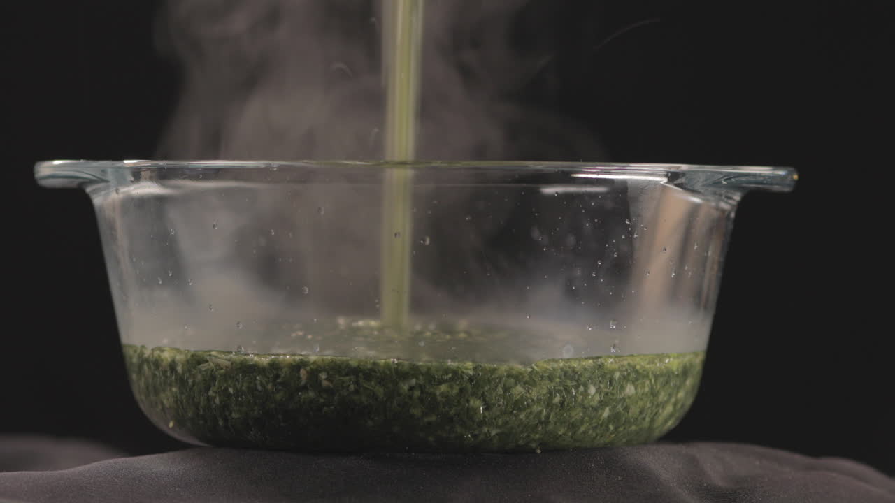 이집트 모로키아 (egyptian molochya) 는 4k 영상으로 새로 만들어진 컵과 연기가 어 나옵니다.