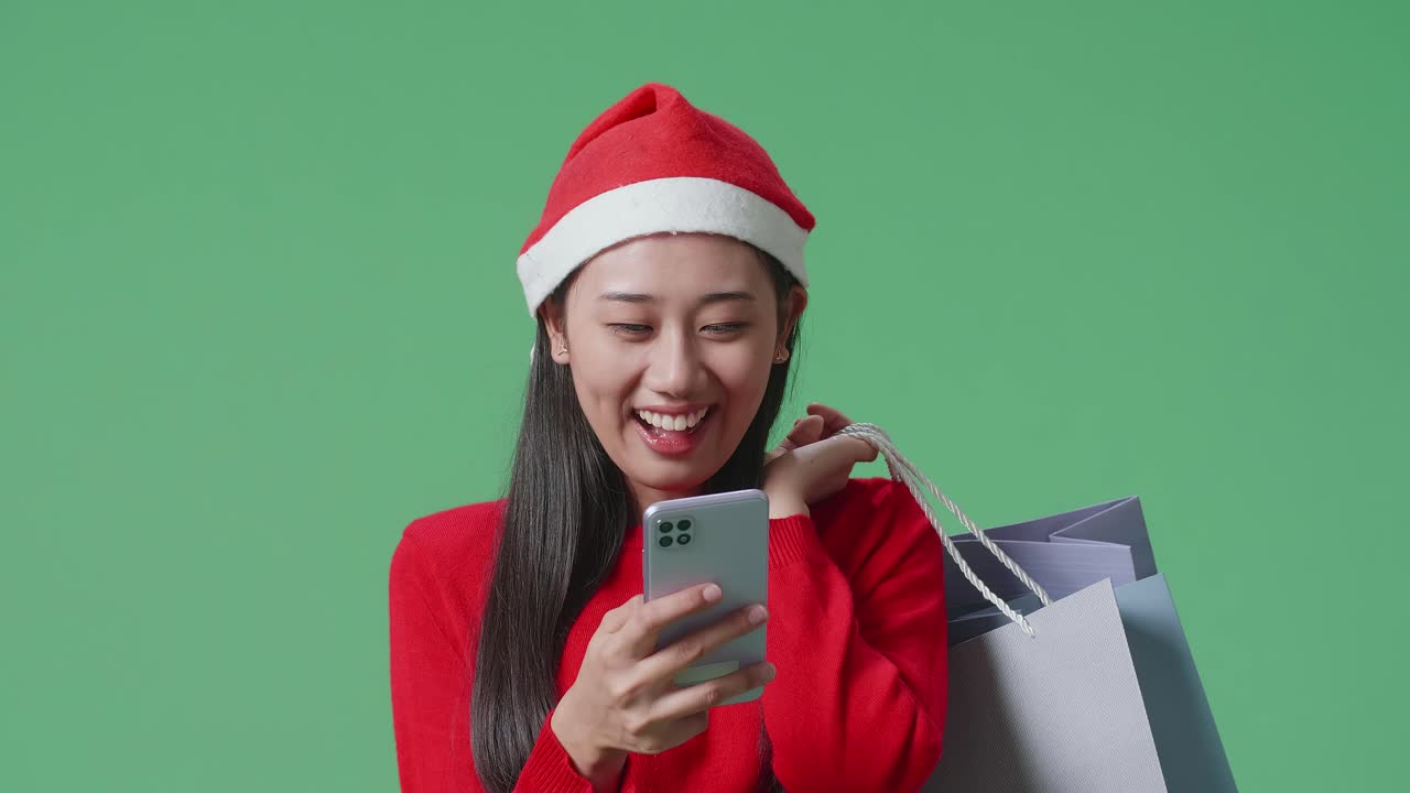 mujer comprando en línea durante la navidad