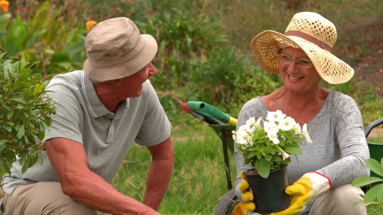 abuela y abuelo felices en la jardinería