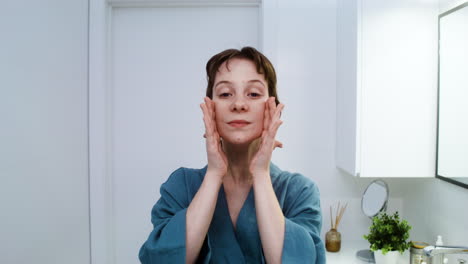mujer en el baño