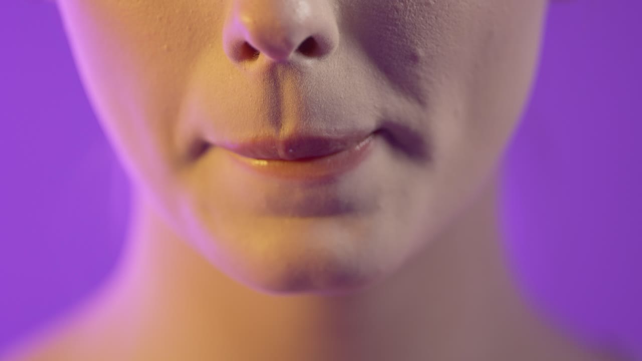 mujer lamendo la comida de sus labios seductoramente, retrato de detalle en primer plano