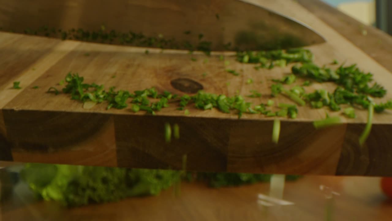 el proceso de cocción consiste en cortar el perejil en un macro shot.