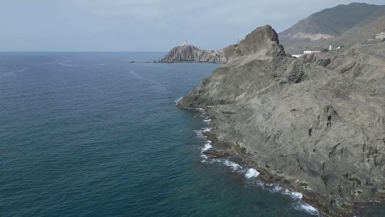 increíble paisaje de formaciones rocosas en el océano