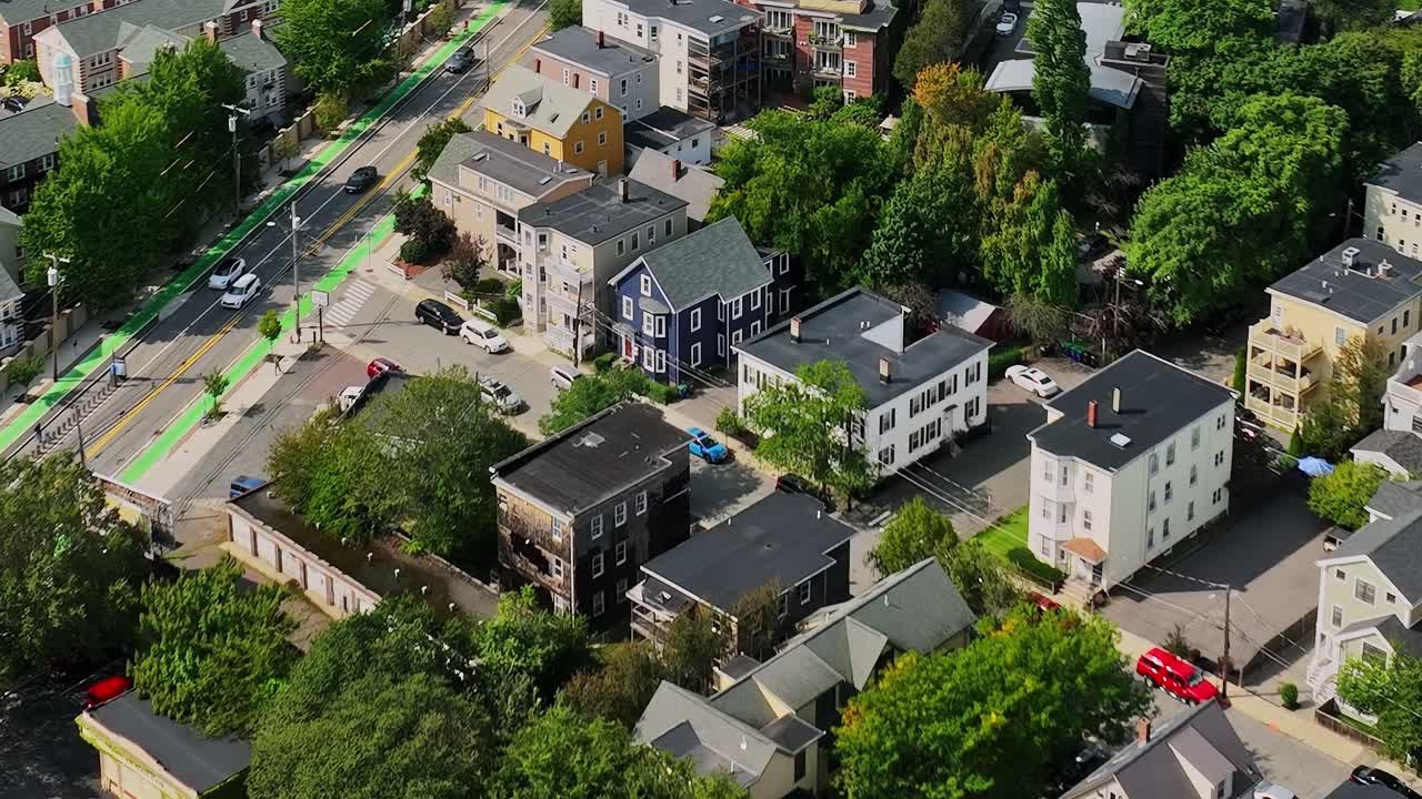 Scenen viser et kvarter i USA set ovenfra