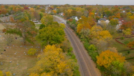 Vista-Aérea-Siguiendo-Las-Vías-Del-Tren-A-Través-Del-Barrio-De-Kirkwood-En-Otoño-En-Color-Pico