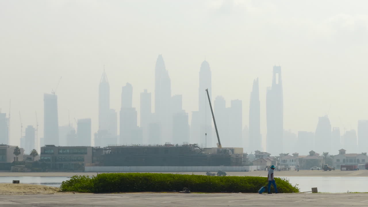 Skyline di Dubai con cantiere e operaio