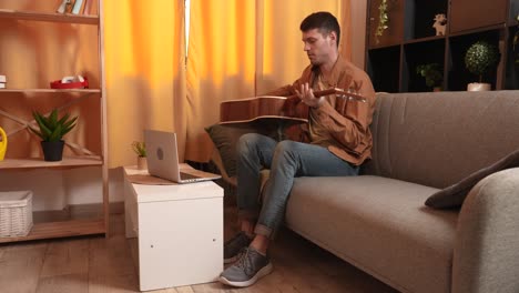 hombre aprendiendo guitarra en línea
