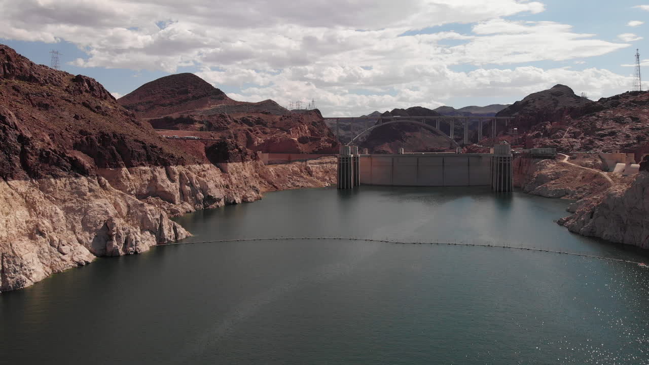 disparo de drones moviéndose hacia la represa hoover durante el día sobre el lago powell