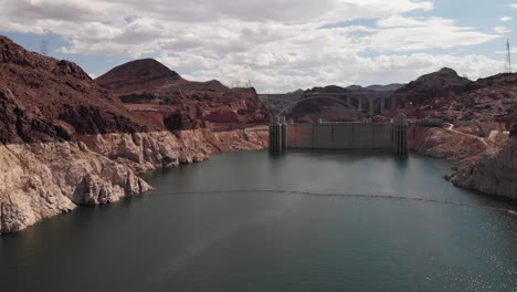 Drohnenschuss,-Der-Sich-Tagsüber-über-Dem-Lake-Powell-In-Den-Hoover-Staudamm-Bewegt