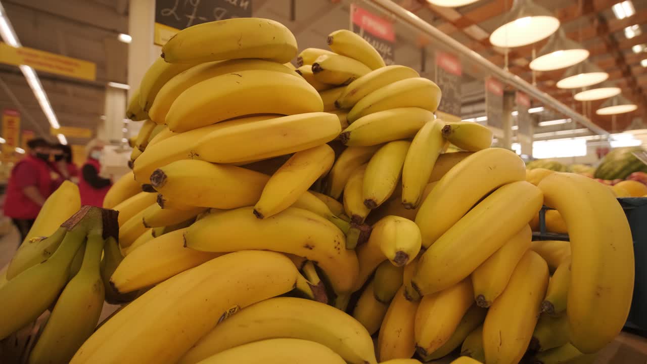 plátanos orgánicos frescos en el mercado de los agricultores. frutas crudas