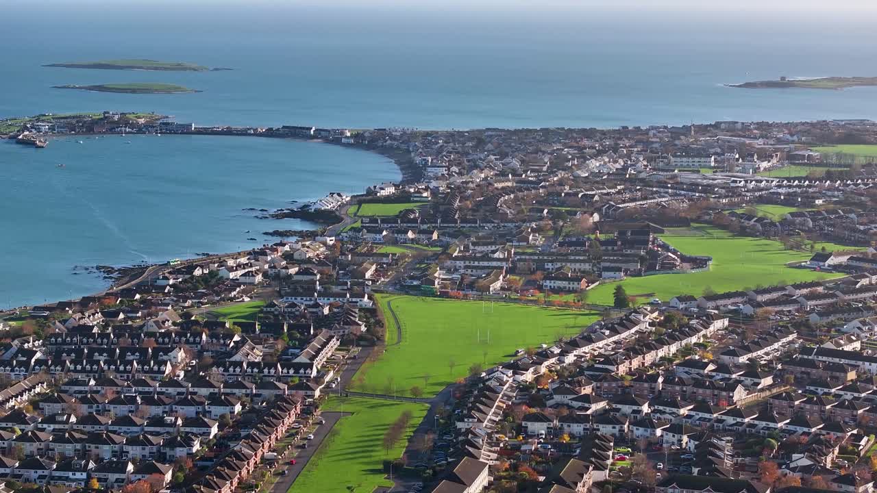 Byområde, boliger i Skerries, kyststrøk i Irland på en solskinnsdag. Luftpanorama