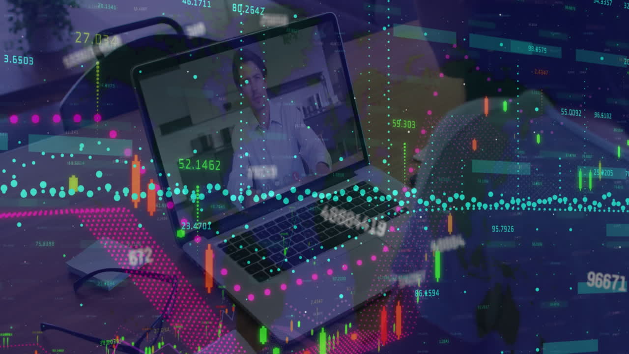 사무실에서 노트북 비디오 통화에서 두 인종 사업가에 대한 금융 데이터 처리의 애니메이션