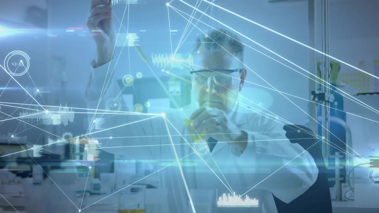 Cientista sênior erguendo pipeta com líquido amarelo, inspecionando frasco enquanto HUD escaneia para laboratório