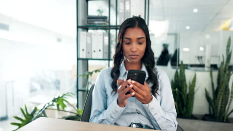 mujer de negocios, pensando y llamada telefónica para la oficina