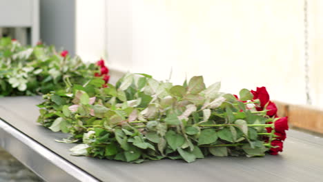 mujer afroamericana trabajando con rosas en una fábrica de flores