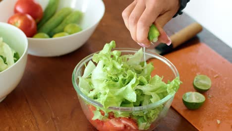 preparando una ensalada de verduras frescas