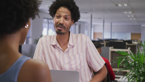 Felices-Y-Diversos-Colegas-De-Negocios,-Hombres-Y-Mujeres,-Hablando-En-La-Oficina.