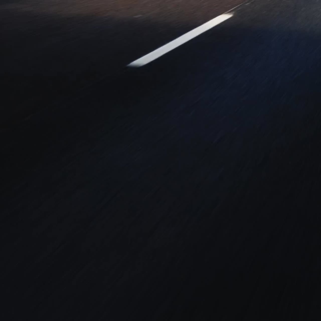 viajando por una carretera magnífica: el asfalto y las marcas viales se están moviendo rápido