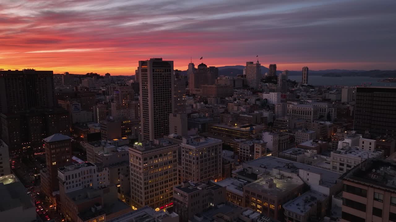 aérea sobre el centro de san francisco edificios con impresionante puesta de sol paisaje de nubes por encima