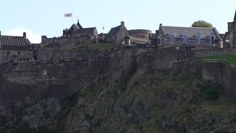 Vista-De-Cerca-Del-Costado-Y-La-Colina-Del-Castillo-De-Edimburgo-En-Escocia