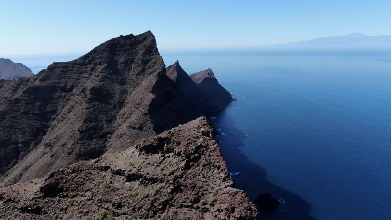 Ripresa aerea sul pendio delle montagne che forma la coda del drago, nel villaggio di San Nicolas, Gran Canaria