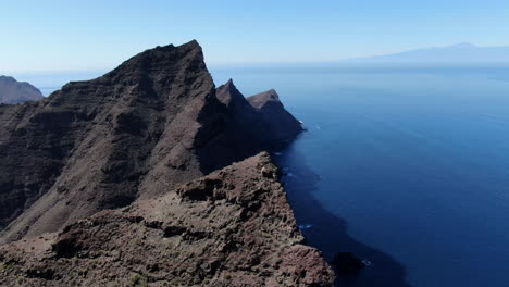 Toma-Aérea-Sobre-La-Ladera-De-Las-Montañas-Que-Forman-La-Cola-Del-Dragón,-En-El-Pueblo-De-San-Nicolas,-Gran-Canaria