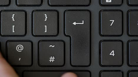 vista superior dedo presionando entrar botón de teclado