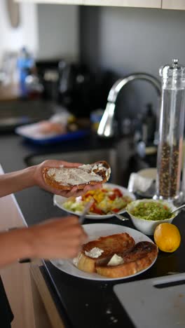 preparando una tostada de mantequilla