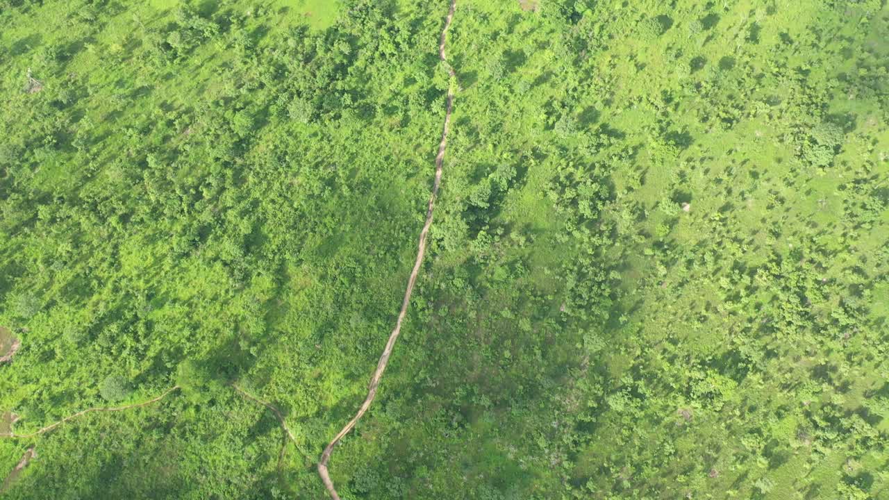 toma aérea de un paisaje impresionante bajo el cielo nublado_2