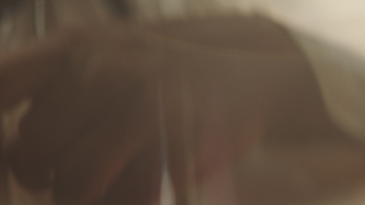 cerrando una chaqueta con la cremallera