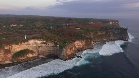 Olas-Del-Mar-ásperas-Rompiendo-En-Los-Acantilados-Fortificados