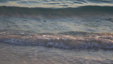 olas temprano en la mañana en la playa