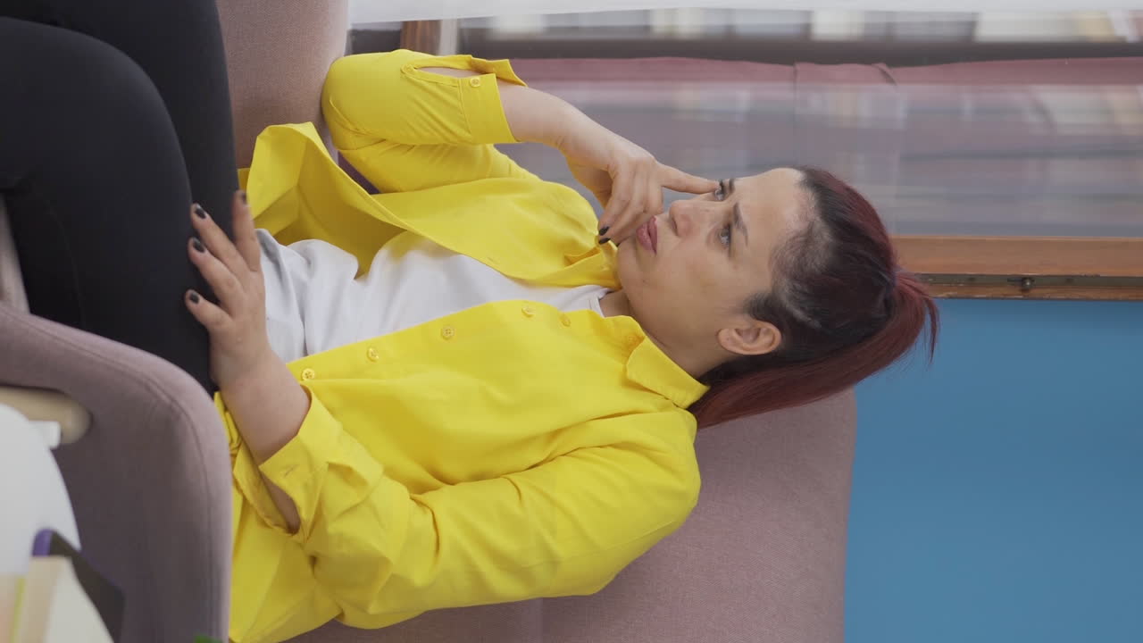 집에서 사려 깊고 불행한 여성의 수직 비디오.