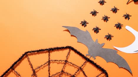 animación de arañas sobre un fondo naranja
