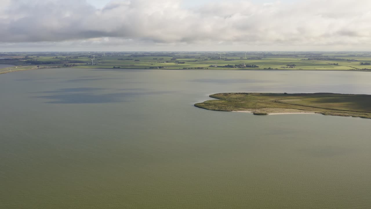 toma aérea de agua, tierras de cultivo y calzada afsluitdijk en kornwerderzand en frisia, países bajos, en un día soleado