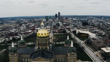 Aerial-view-of-the-Des-Moines,-Iowa-state-capitol-building-looking-out-over-the-city