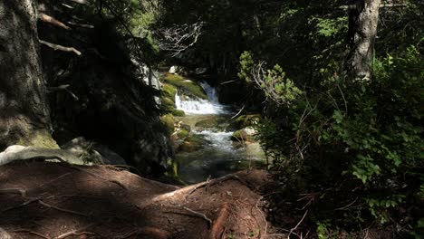 Hermoso-Y-Relajante-Arroyo-De-Montaña-Y-Pequeña-Cascada-De-Fondo-En-Los-Altos-Tatras