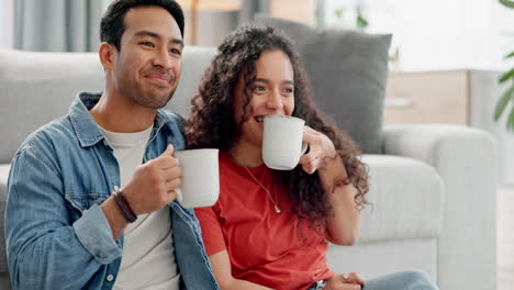 Paar,-Kaffee-Und-Umarmung-Oder-Getränk-Mit-Lächeln