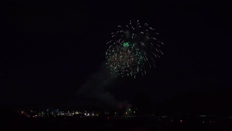 Un-Enorme-Y-Colorido-Espectáculo-De-Fuegos-Artificiales-En-La-Noche-Del-3-De-Julio