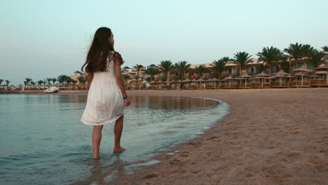 Barfüßige-Junge-Frau-Macht-Schritte-Am-Meer.-Junge-Frau,-Die-Am-Strand-Spaziert.