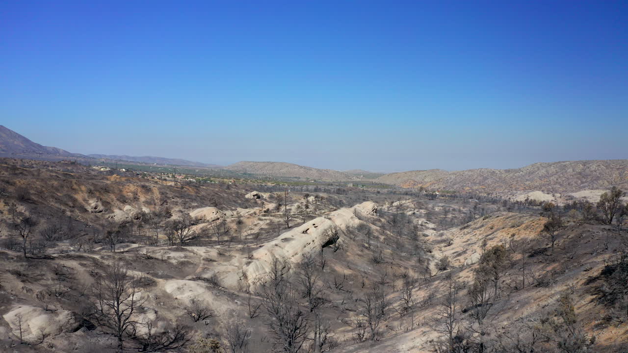 miles de acres reducidos a cenizas en el incendio forestal bobcat del sur de california - vista aérea de la destrucción